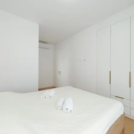 Oliver 2br With Parking Place