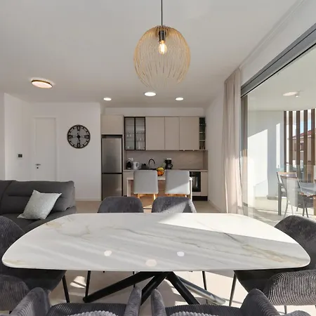 Oliver 2br With Parking Place * Ζαντάρ
